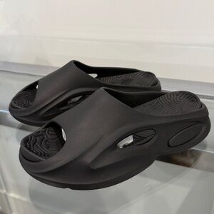 Prettylittle Thing Black Cut Out Rubber Ribbed Sole Slide NEW (sz 6)